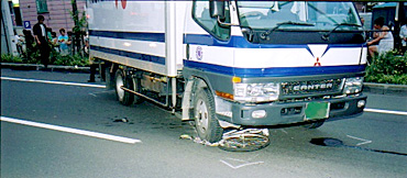 綾香は自転車ごと轢かれ、犠牲になった。（02/7/19撮影）