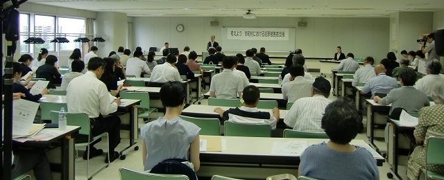 諸澤英道氏（常磐大学元学長）の基調講演「被害者にやさしいまち、冷たいまち」を聴く参加者